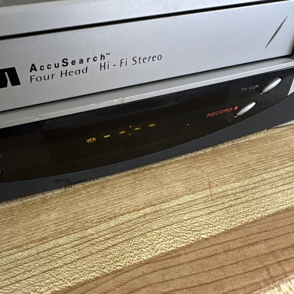 RCA VR546 VR637 VR637HF VCR 4-Head Mono VHS Tape Player AccuSearch No Remote - Picture 2 of 13